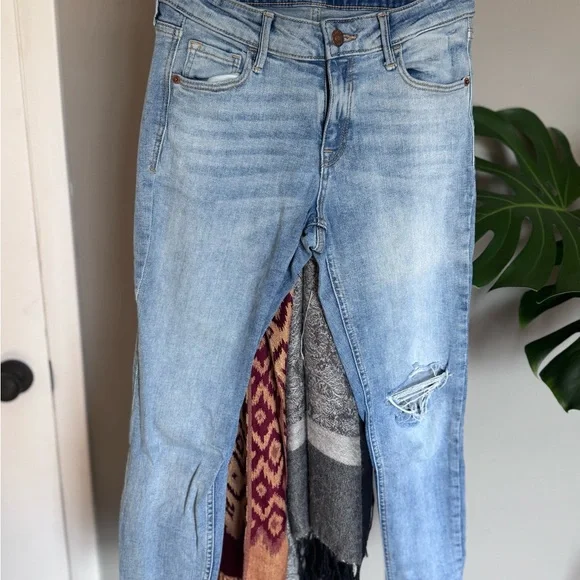 Old Navy Light Blue Ankle Jeans - Picture 2 of 4